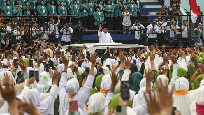 Presiden Prabowo Subianto (kanan) memberikan sambutan disaksikan Menteri Sosial Saifullah Yusuf (kedua kanan) saat menghadiri Mujahadah Kubro dalam rangka hari lahir Satu Abad Nahdlatul Ulama (NU) di Stadion Gajayana, Kota Malang, Jawa Timur, Minggu (8/2/2026).  Puncak peringatan Hari Lahir (Harlah) NU ke-100 atau Satu Abad Masehi tersebut mengangkat tema 