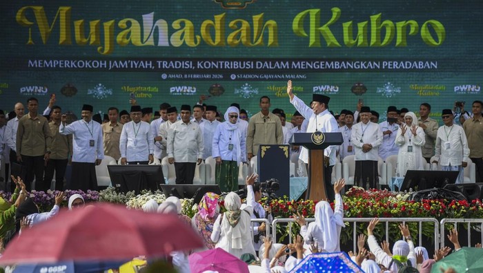 Presiden Prabowo Subianto (kanan) memberikan sambutan disaksikan Menteri Sosial Saifullah Yusuf (kedua kanan) saat menghadiri Mujahadah Kubro dalam rangka hari lahir Satu Abad Nahdlatul Ulama (NU) di Stadion Gajayana, Kota Malang, Jawa Timur, Minggu (8/2/2026).  Puncak peringatan Hari Lahir (Harlah) NU ke-100 atau Satu Abad Masehi tersebut mengangkat tema 
