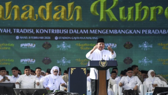 Presiden Prabowo Subianto (kanan) memberikan sambutan disaksikan Menteri Sosial Saifullah Yusuf (kedua kanan) saat menghadiri Mujahadah Kubro dalam rangka hari lahir Satu Abad Nahdlatul Ulama (NU) di Stadion Gajayana, Kota Malang, Jawa Timur, Minggu (8/2/2026).  Puncak peringatan Hari Lahir (Harlah) NU ke-100 atau Satu Abad Masehi tersebut mengangkat tema 