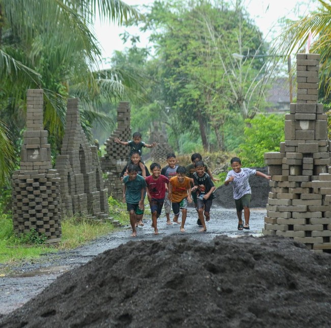 Protes Jalan Mangkrak, Warga Sulap Paving Jadi Candi