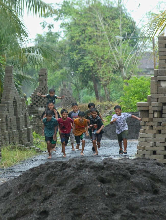 Protes Jalan Mangkrak, Warga Sulap Paving Jadi Candi