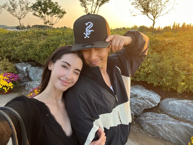 YouTuber Rachel Kwon blak-blakan tentang kisah cintanya bersama mantan leader N-SONIC, J.Heart. Rachel mengungkap kisah di balik layar tentang beban emosional dalam menjaga hubungan asmara rahasia dengan idol KPop.Foto: Instagram @rachelheheh