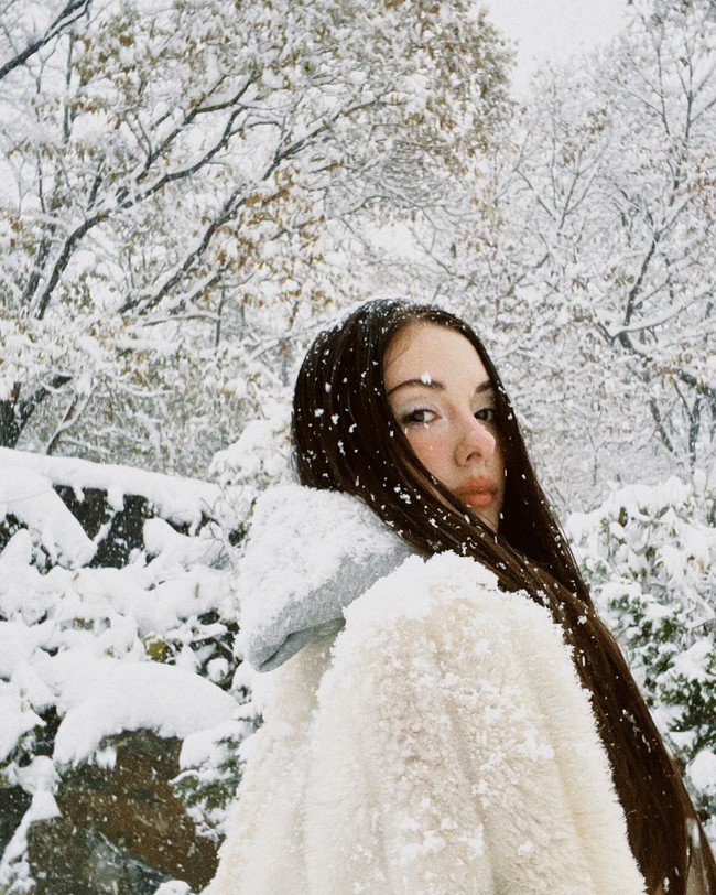 Pengakuan jujur Rachel pun menarik perhatian karena menyoroti realitas yang kurang glamor tentang dipacari idol. Hal tersebut berbeda dari fantasi romantis yang sering dibayangkan penggemar. Foto: Instagram @rachelheheh