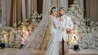 Ranggaz dan Angie Prijanto memakai baju pengantin Sunda berwarna putih rancangan Didiet Maulana. Angie anggun menggunakan siger dipadu dengan veil panjang. (Foto: Instagram @angieprijanto Photographer & Videographer @fcgweddings @iluminen @ceritatentangsenja)