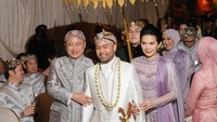 Ranggaz Laksmana yang dijuluki sebagai Pangeran Jaksel, menggelar ijab kabul meresmikan pernikahan dengan Angie Prijanto, Minggu (8/2/2026), di Raffles Jakarta. Akad nikah Ranggaz dan Angie kental dengan nuansa Sunda. Ini momen Ranggaz didampingi kedua orang tua menuju lokasi akad. (Foto: Instagram @angieprijanto Photographer & Videographer @fcgweddings @iluminen @ceritatentangsenja)