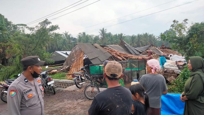 Data Terbaru Dampak Angin Kencang di Banyuwangi: 52 Rumah Rusak