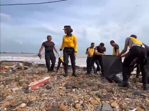 Kerja Bakti Bareng Warga, Brimob Polda Jateng Sulap Pantai-Sungai Jadi Asri