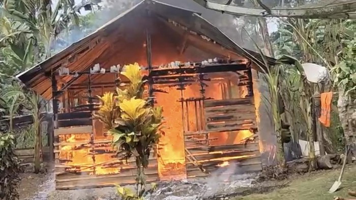 Seorang istri nekat membakar rumahnya sendiri usai terlibat cekcok dengan suaminya di Buton.