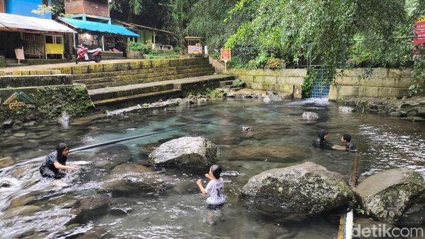 Suasana objek wisata Cipaniis Kuningan