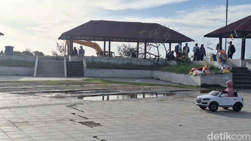Suasana sore hari di Taman Loang Baloq, Sekarbela, Kota Mataram, Minggu (8/2/2026). Nathea Citra/detikBali