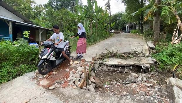 Tanah geram Tanah gerak di Kelurahan Jangli, Kecamatan Tembalang, Kota Semarang, yang berdampak ke 10 rumah dan jalur Jangli-Undip.