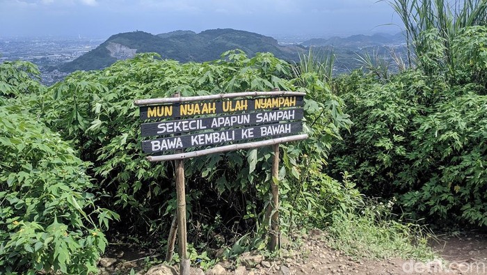 Tanda pengingat bagi pengunjung di Gunung Padakasih, Cimahi