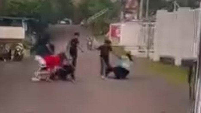Tangkapan layar aksi pengeroyokan di depan arena Try Out Kick Boxing.