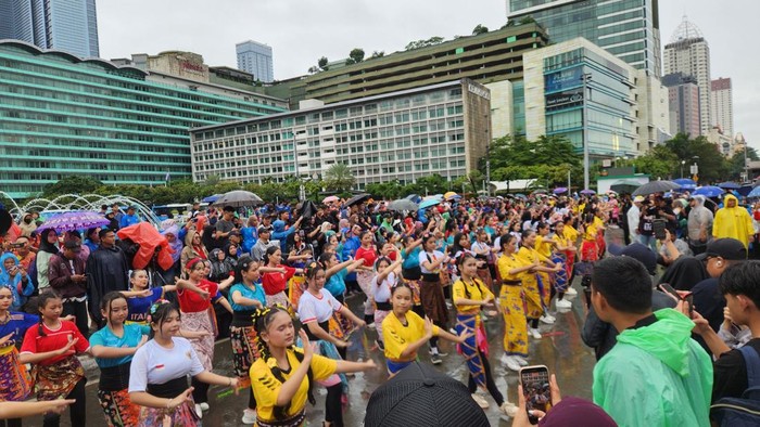 Warga Serbu CFD HI, Tari Massal dan Pawai Barongsai Guncang Jakarta