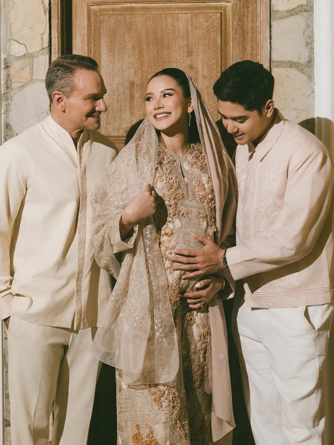 Selain keluarga Ahmad Dhani dan Maia Estianty, tasyakuran juga dihadiri ayah kandung Alyssa, Richard Daguise. Foto: Instagram/@alyssadaguise