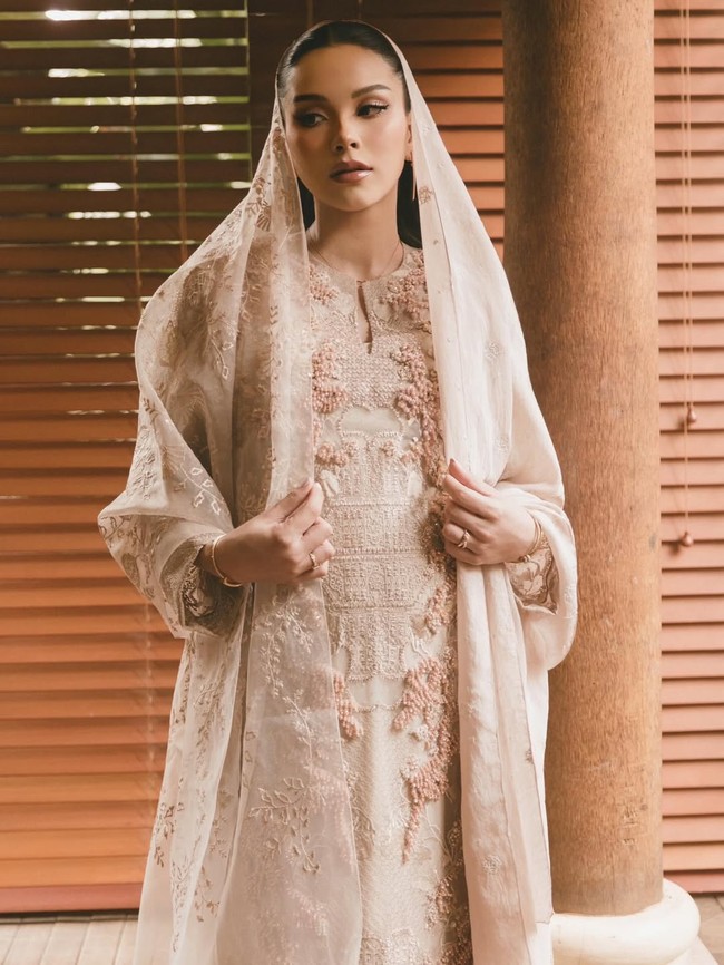 Alyssa kembali mempercayakan riasan wajah kepada Bennu Sorumba, makeup artist yang sukses membuat tampilannya cantik manglingi di hari pernikahan. Kali ini, makeup dibuat soft dengan palet rosy pink. Foto: Instagram/@alyssadaguise