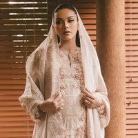 Alyssa kembali mempercayakan riasan wajah kepada Bennu Sorumba, makeup artist yang sukses membuat tampilannya cantik manglingi di hari pernikahan. Kali ini, makeup dibuat soft dengan palet rosy pink. Foto: Instagram/@alyssadaguise