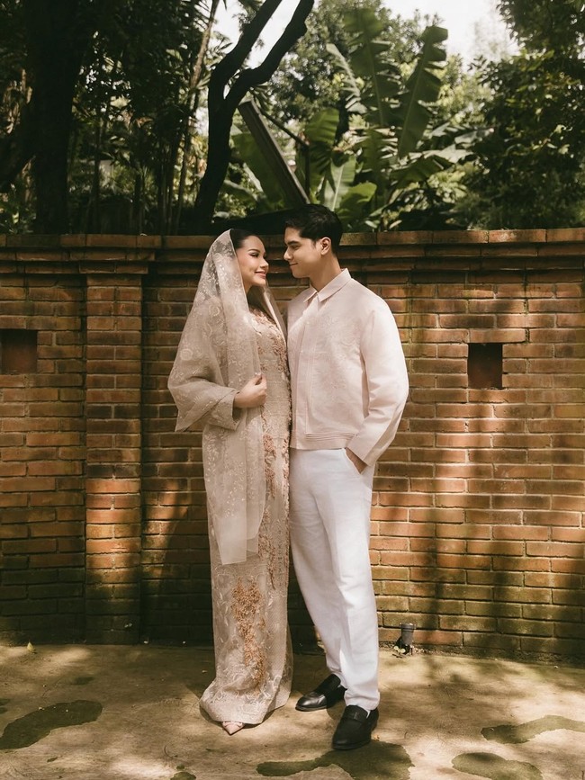 Al Ghazali dan Alyssa tampil bersahaja dengan busana bernuansa beige dari koleksi Sapto Djojokartiko. Foto: Instagram/@alyssadaguise