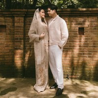 Al Ghazali dan Alyssa tampil bersahaja dengan busana bernuansa beige dari koleksi Sapto Djojokartiko. Foto: Instagram/@alyssadaguise