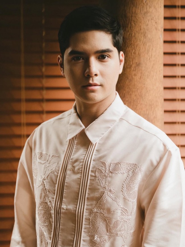 Al Ghazali tampil simple dengan kemeja berpotongan bordir yang dihiasi detail bordir, dipadukan celana putih dan loafers hitam. Foto: Instagram/@alyssadaguise