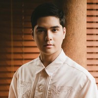 Al Ghazali tampil simple dengan kemeja berpotongan bordir yang dihiasi detail bordir, dipadukan celana putih dan loafers hitam. Foto: Instagram/@alyssadaguise