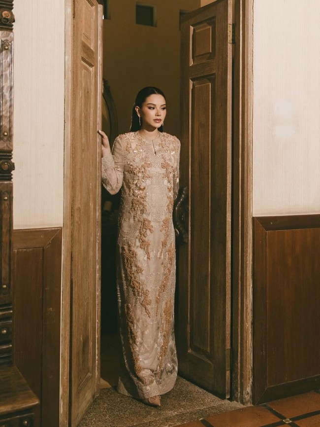 Alyssa cantik mengenakan gamis mewah dipenuhi payet, dilengkapi kerudung transparan dengan hiasan bordir floral. Foto: Instagram/@alyssadaguise