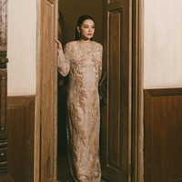 Alyssa cantik mengenakan gamis mewah dipenuhi payet, dilengkapi kerudung transparan dengan hiasan bordir floral. Foto: Instagram/@alyssadaguise