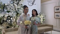 Bridesmaid on duty, happy wedding temen berantem temen nangis temen curcol temen olahraga bareng yaitu @wavizihan ! bersama suami tercinta @jaz_hayat terharu banget akhirnya kalian sudah mencapai titik ini. alhamdulillah. perjalanan baru dimulai guys!!, tulis Tissa Biani di unggahannya dilihat pada Minggu (8/2/2026). (Foto: Instagram @tissabiani)