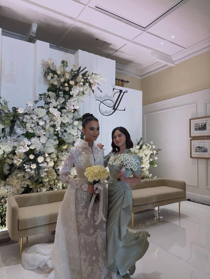 Tissa Biani menjadi bridesmaid Wavi Zihan.