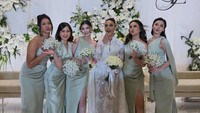 Artis Wavi Zihan menikah dengan penyanyi Brunei, Jaz, di The Hermitage, Jakarta, Sabtu (7/2/2026). (Foto: Instagram @tissabiani)