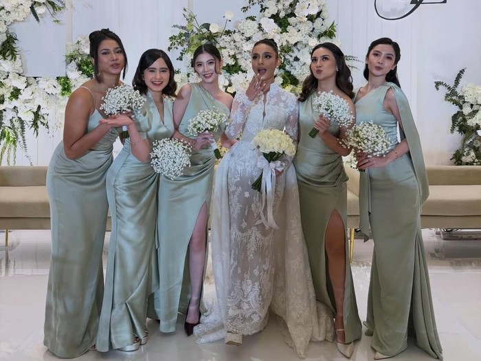 Tissa Biani menjadi bridesmaid Wavi Zihan.