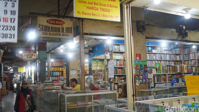 Toko buku di Pasar Blauran Surabaya yang kian sepi pembeli