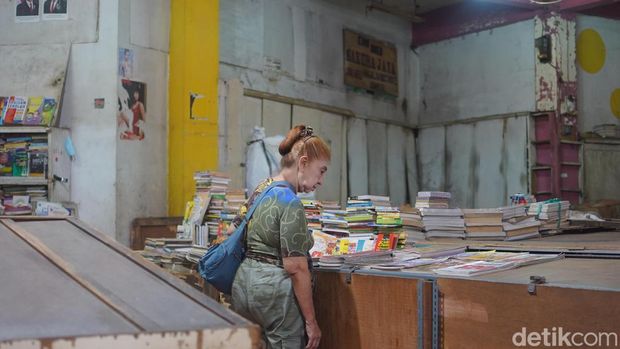 Toko buku di Pasar Blauran Surabaya yang kian sepi pembeli Toko buku di Pasar Blauran Surabaya yang kian sepi pembeli