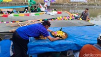 Persiapan dilakukan sejak dua hari sebelumnya. Setiap kelompok perahu bahkan merogoh kocek hingga Rp 45–55 juta untuk perlengkapan, termasuk mendatangkan crane guna menempatkan genset dan perangkat suara di atas perahu.