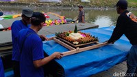Ritual yang digelar setiap akhir bulan Ruwah ini diawali dengan arak-arakan perahu yang membawa tumpeng hasil bumi. Warga, yang didominasi kaum ibu, turut membawa tumpeng untuk dihantarkan ke makam Dewi Sekardadu, yang diyakini sebagai ibunda Sunan Giri.