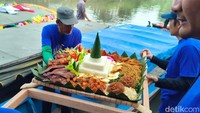 Prosesi ini menjadi simbol sedekah bumi dan laut, serta harapan agar nelayan diberi rezeki melimpah dan keselamatan selama melaut.