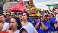 Pantauan detikJatim di Sungai Desa Balongdowo, arak-arakan berlangsung meriah. Tumpeng raksasa diarak menuju lokasi pemberangkatan sebelum akhirnya diperebutkan warga sebagai simbol berkah.