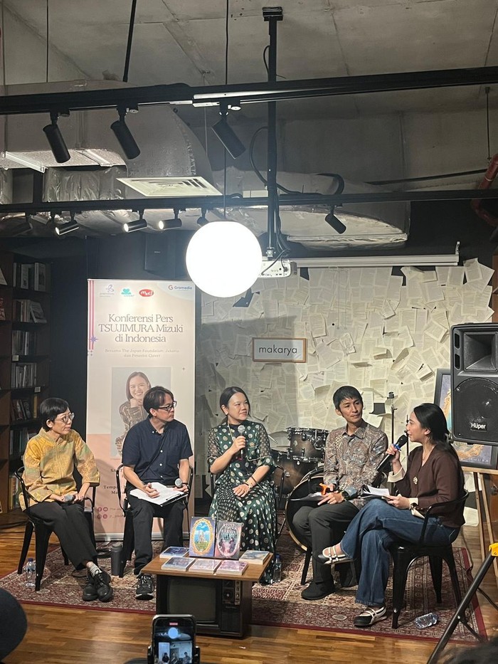 Tsujimura Mizuki melakukan promosi buku terbarunya, Terpencil di Dalam Cermin, di Jakarta dan Lombok.