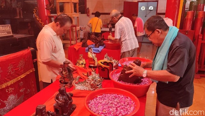 Warga keturunan Tionghoa sedang membersihkan rupang atau patung dewa di Kelenteng Hok Tek Bio Ciamis.