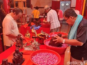 Tradisi Kimsin Warnai Persiapan Imlek di Kelenteng Hok Tek Bio Ciamis