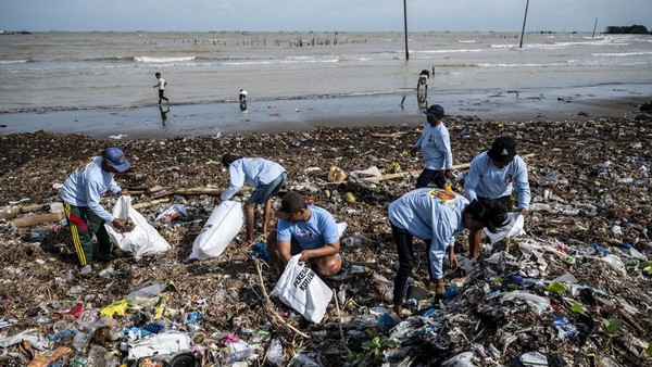 Warga Tambak Lorok Kompak Bersihkan Sampah Pantai