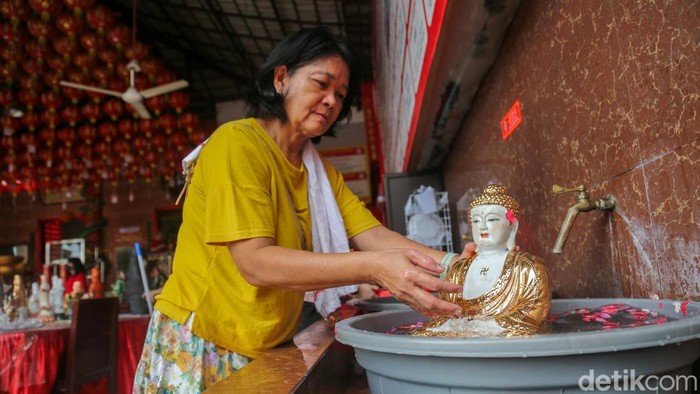 Menjelang Tahun Baru Imlek 2026, Vihara Kwan In Thang, Tangsel. Berbagai hiasan lampion terpasang hingga Patung Buddha (Rupang) mulai dibersihkan.