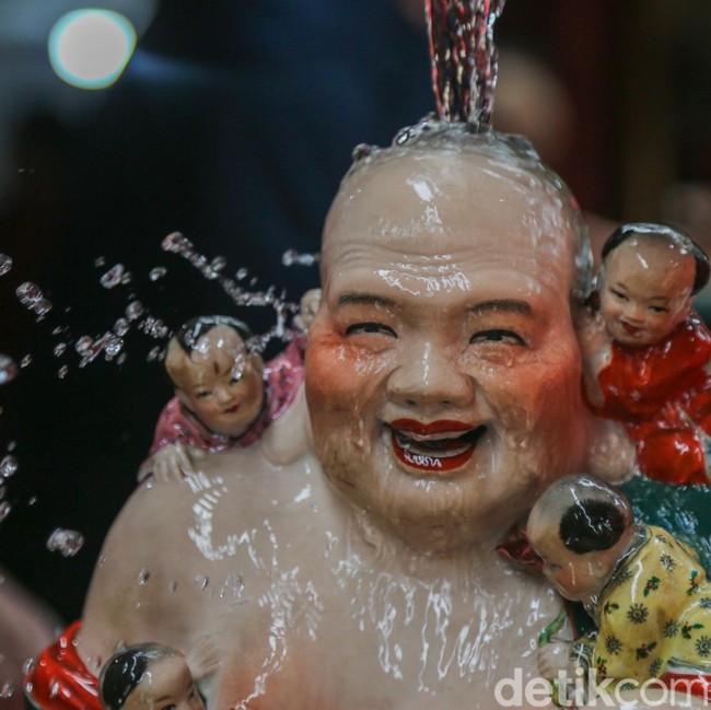 Warga Vihara di Tangsel Gotong-royong Cuci Rupang Jelang Imlek