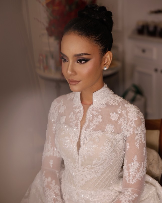 Dirias oleh makeup artist kenamaan Bubah Alfian, wanita tersebut menerapkan smokey eyes dengan lipstik nude. Foto: Instagram @bubahalfian