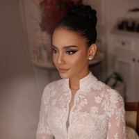 Dirias oleh makeup artist kenamaan Bubah Alfian, wanita tersebut menerapkan smokey eyes dengan lipstik nude. Foto: Instagram @bubahalfian