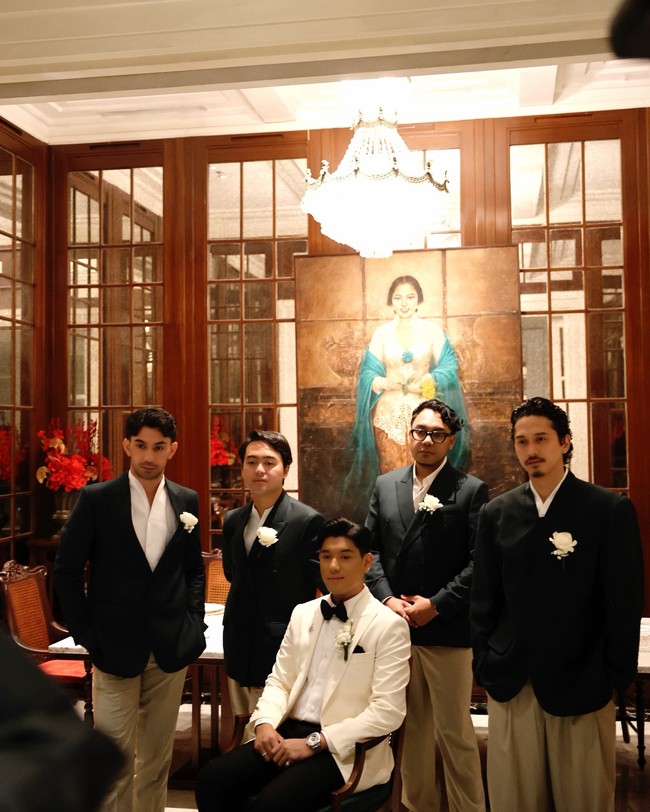 Begini potret mempelai pria yang gagah mengenakan setelan jas putih bersama para groomsmen. Foto: Instagram @bubahalfian