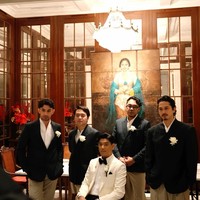 Begini potret mempelai pria yang gagah mengenakan setelan jas putih bersama para groomsmen. Foto: Instagram @bubahalfian