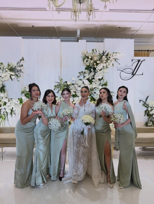 Sedangkan para bridesmaid Wavi kompak mengenakan gaun bernuansa tosca. Foto: Instagram @bubahalfian
