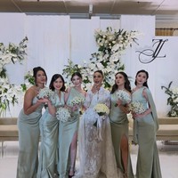 Sedangkan para bridesmaid Wavi kompak mengenakan gaun bernuansa tosca. Foto: Instagram @bubahalfian