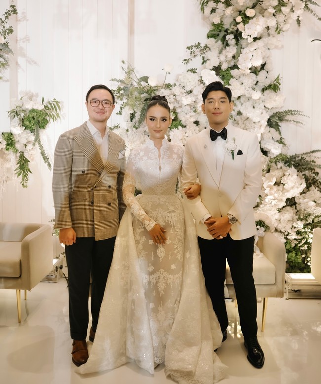 Pernikahan penyanyi ‘Kasmaran’ dengan aktris ‘Pabrik Gula’ tersebut berlangsung pada Sabtu (7/2/2026) yang dimulai dengan akad nikah dan dilanjutkan respesi. Foto: Instagram @jonathanwongso